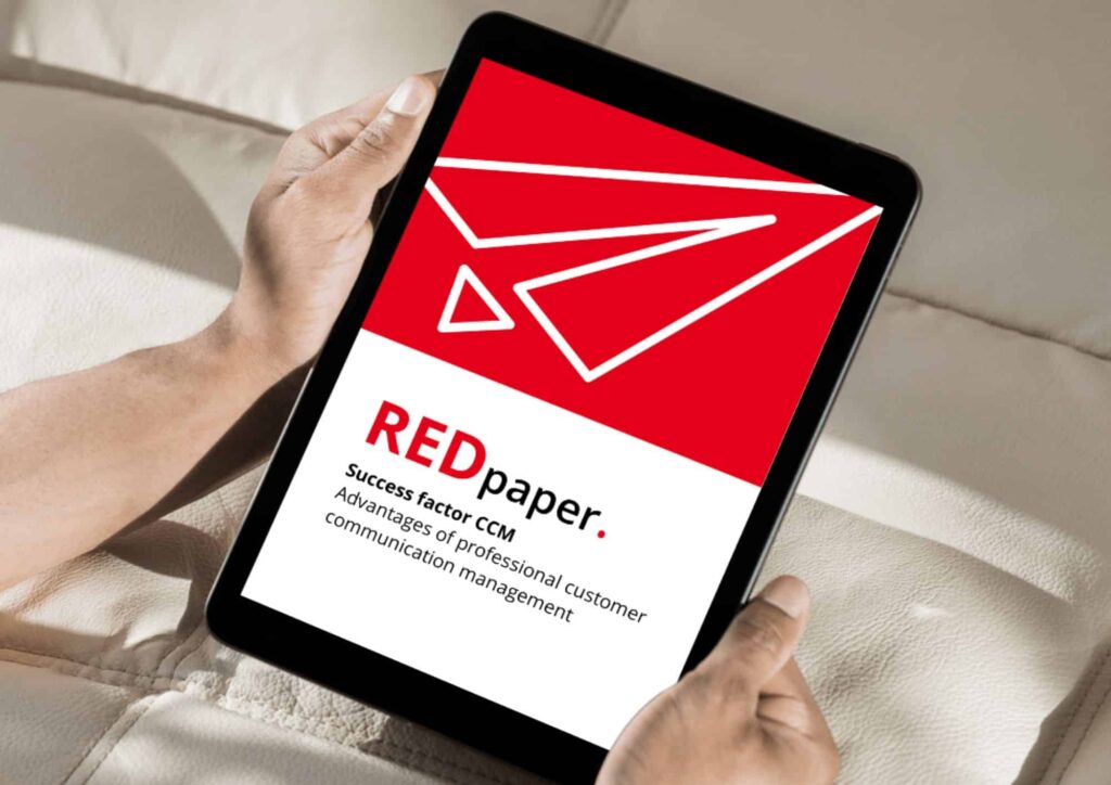 L'image montre une tablette tenue par quelqu'un qui affiche la couverture du REDpaper « Success Factor CCM ».